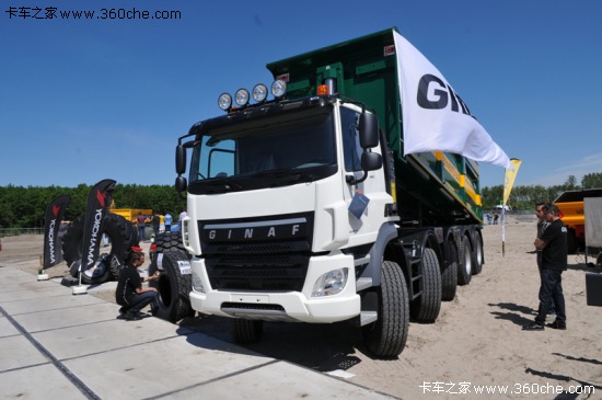 四個(gè)車軸帶轉(zhuǎn)向功能 GINAF自卸車