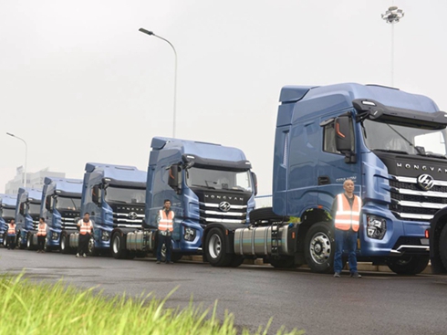 上汽紅巖首批100臺智能重卡啟程奔赴中亞