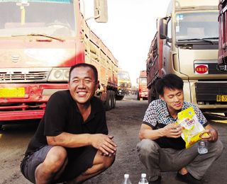 雙11背后的風光 貨車司機冒著危險送貨