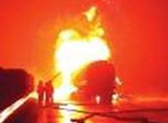 裝30噸柴油車著火高速路追尾燃起火球
