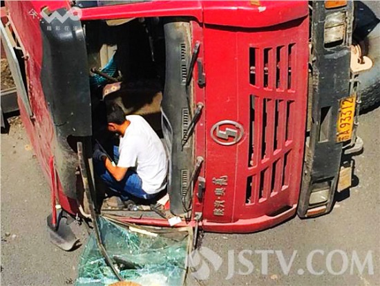 渣土車公路側(cè)翻 車速太快避讓小車不及