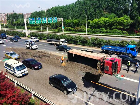 渣土車公路側(cè)翻 車速太快避讓小車不及