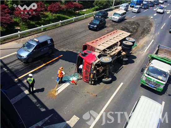 渣土車公路側(cè)翻 車速太快避讓小車不及