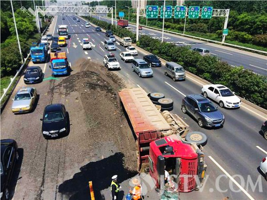 渣土車公路側(cè)翻 車速太快避讓小車不及