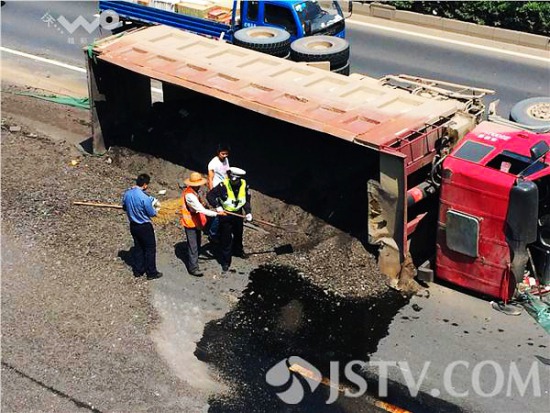 渣土車公路側(cè)翻 車速太快避讓小車不及