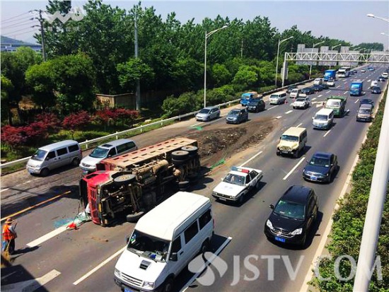 渣土車公路側(cè)翻 車速太快避讓小車不及