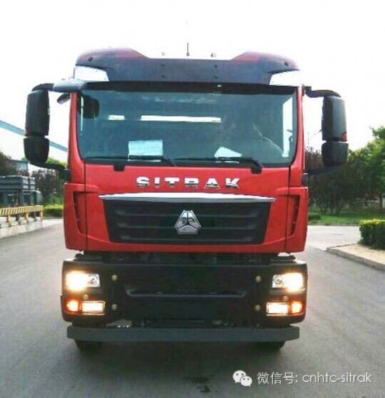 中國(guó)重汽C5H八氣囊危險(xiǎn)品運(yùn)輸車成功下線