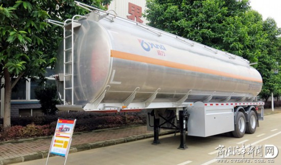 中國重汽  高規(guī)格新品 “運(yùn)力”牌鋁合金罐車上市